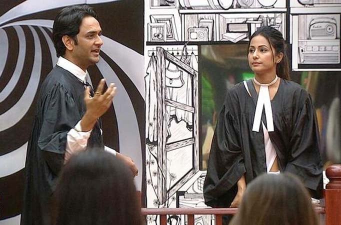 Hina lashes out at Vikas for touching her INAPPROPRIATELY!