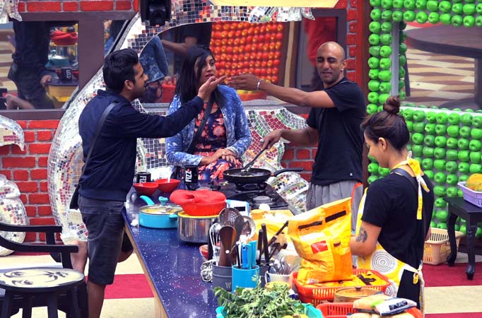 Vikas and Luv fight bad, Puneesh throws chappals at Akash in Bigg Boss