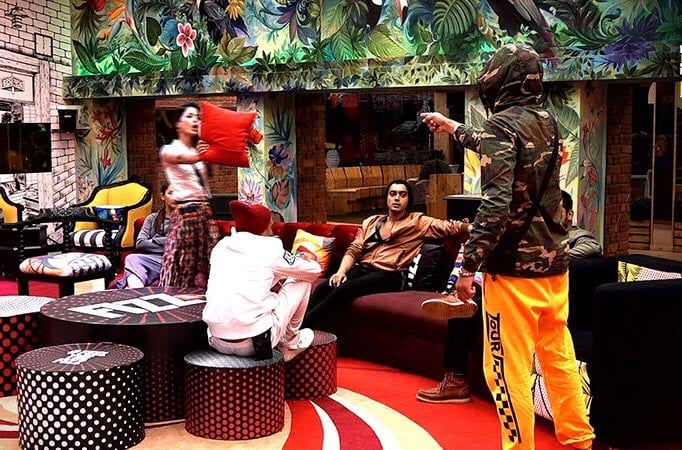 Akash KISSES Vikas on his lips, the latter fights him down!