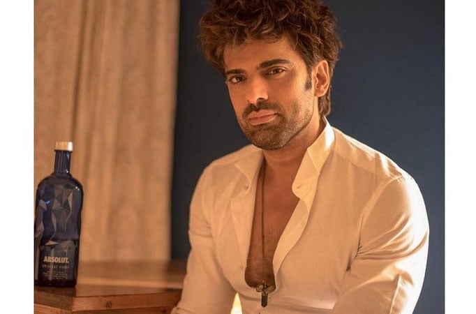 This is how Mohit Malik aka Sikandar tries to bring back smile on Aakriti’s aka Kullfi’s face   