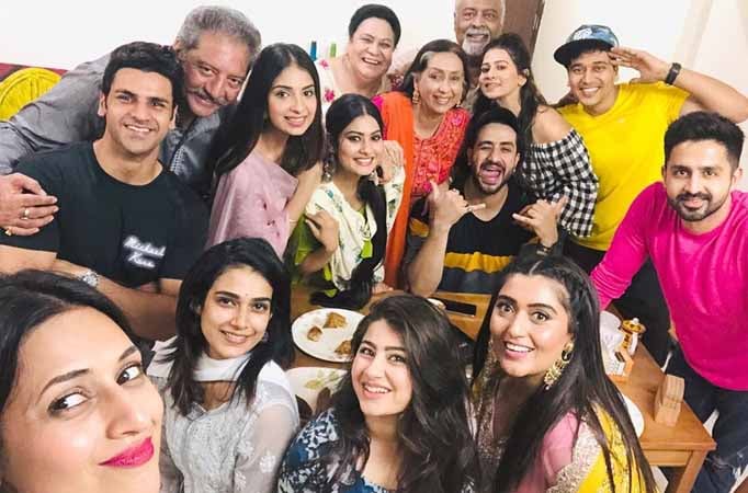 Divyanka Tripathi and Vivek Dahiya and Yeh Hai Mohabbatein family