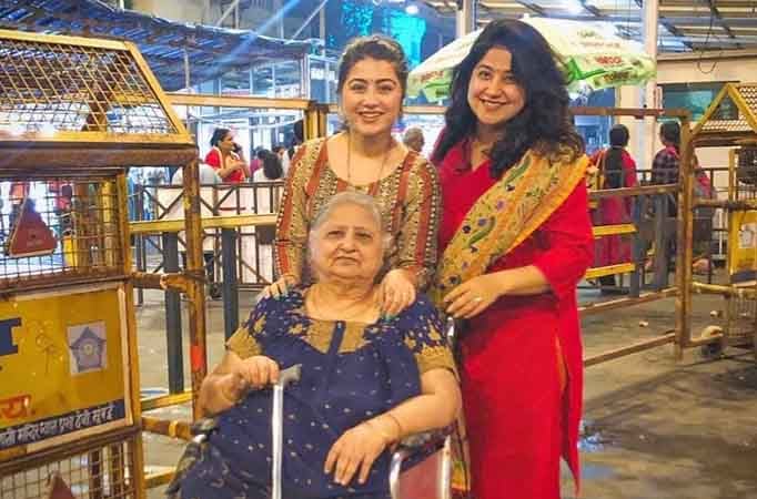 Aditi Bhatia takes mother, grandmother to Siddhivinayak temple