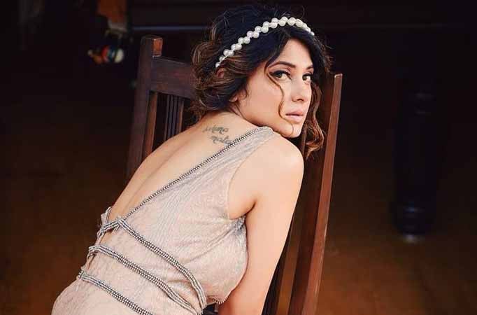 Check out how Jennifer Winget poses for a carefree picture 