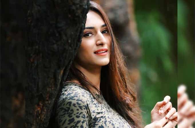 Kasautii Zindagii Kay’s Erica Fernandes rocks THIS white and black outfit in STYLE 