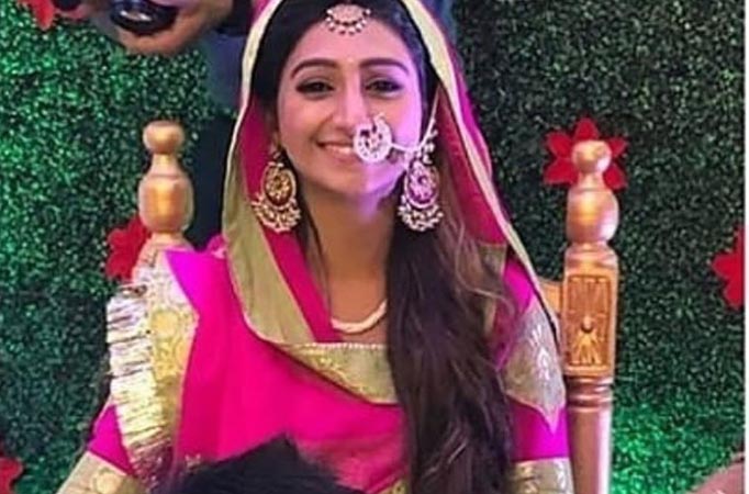 Must Check: Yeh Rishta Kya Kehlata Hai fame Mohena Kumari Singh looks beautiful at her mehndi function 