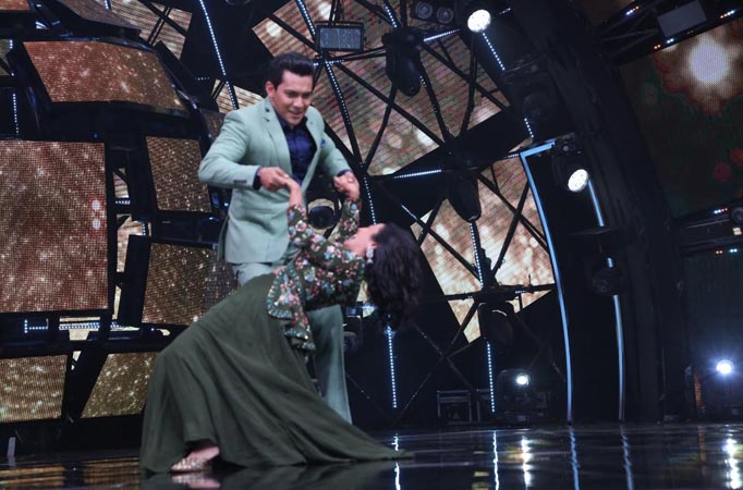 Aditya dropped Neha on the stage of Indian Idol 11