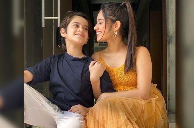 Jannat Zubair plays a magic trick with brother Ayaan, it hilariously goes wrong