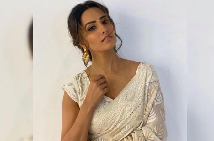 Anita Hassanandani looks BEAUTIFUL in a WHITE saree 