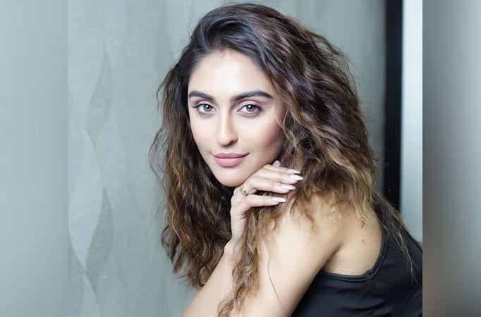 Krystle D'Souza ROCKS an all black outfit; check photo 