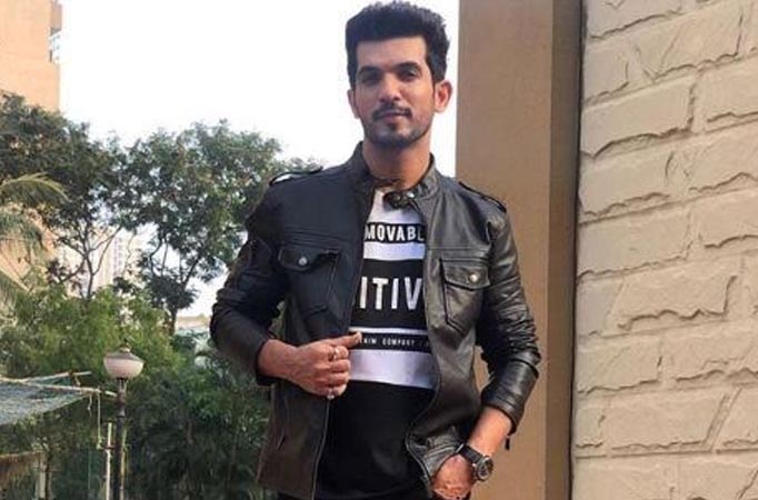 Arjun Bijlani shares a still from Chabbbees Gyarah; looks killer in it