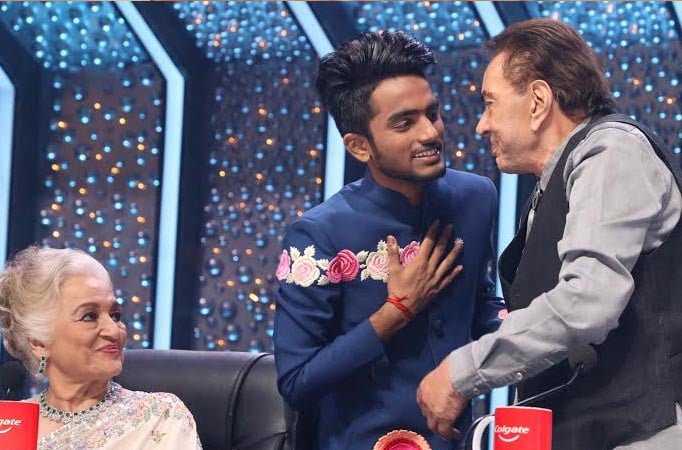 Dharmendra revealed on Indian idol season 11 that  Shatrughan Sinha used to come late on the sets.