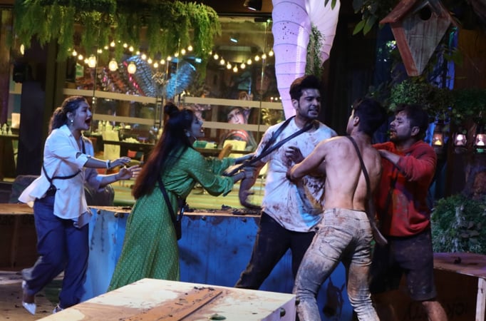 Witness the ‘Maha Yuddh’ between the housemates tonight on COLORS’ BIGG BOSS! 