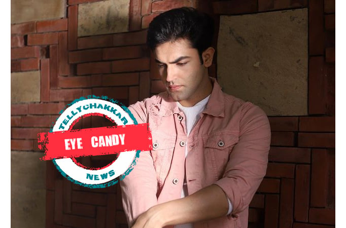 EYE CANDY! Akash Jagga looks cute in these candid pictures 