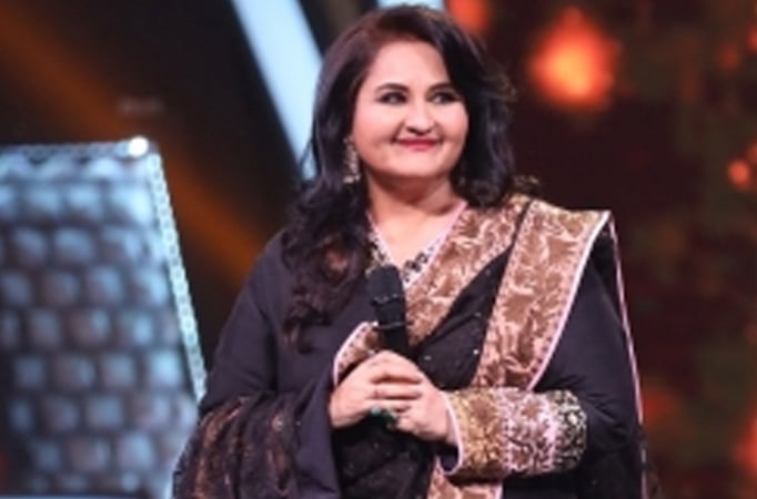 Reena Roy recounts explaining 'thumkas' to Rishi Kapoor