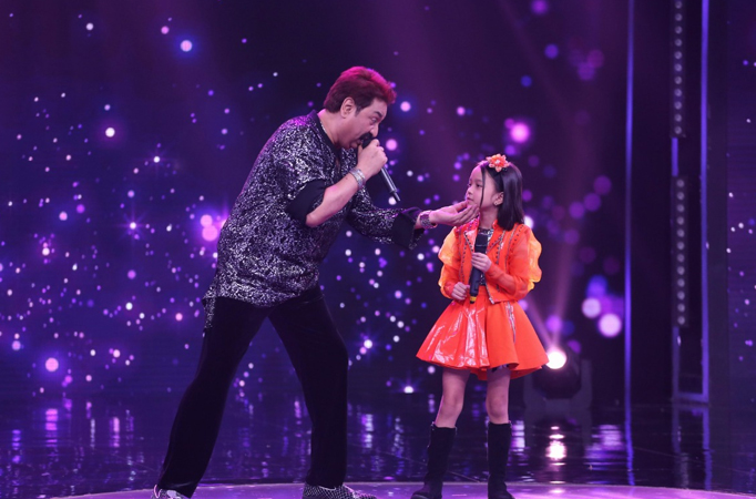 Impressed by Sa Re Ga Ma Pa Li’l Champs contestant Jetshen, Kumar Sanu requests her to perform with him on the stage