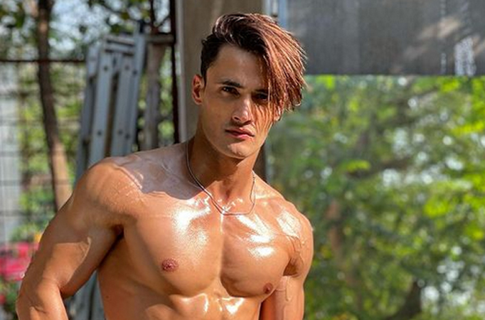 Hot! Asim Riaz flaunts his perfectly chiselled body in this pictures, take a look