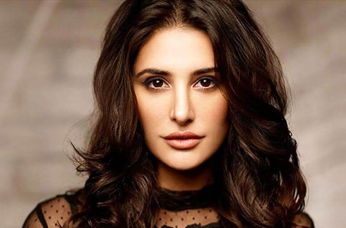 Sexy! Nargis Fakhri looks ravishing in black, take a look