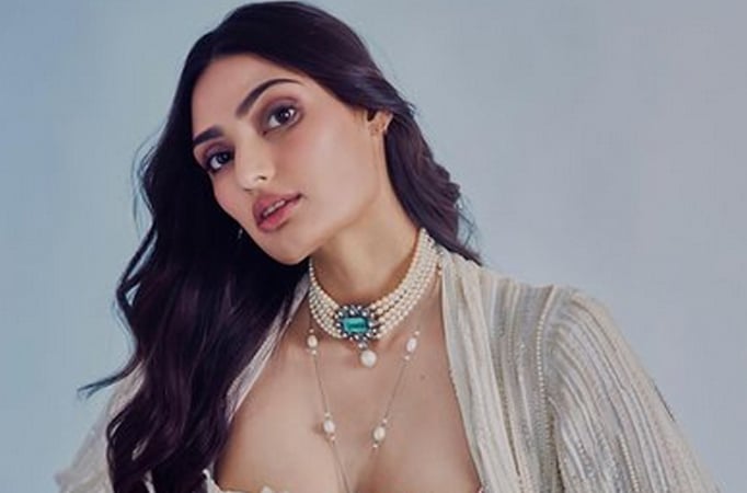 Athiya Shetty's subtle wedding look has everyone's heart 