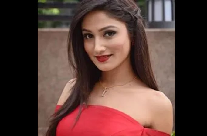 Wow! Donal Bisht looks extremely glamorous in these pictures, take a look