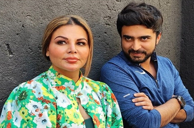 Rakhi Sawant reveals she was hit by her husband Adil; talks about how he ran away with her money and jewelry and came home with 