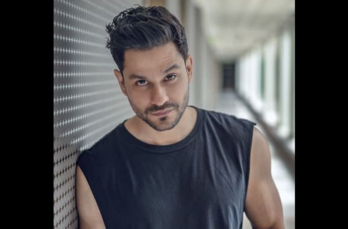 Dapper! Check out thDapper! Check out these coolest shades rocked by Kunal Kemmu ese coolest shades rocked by Kunal Kemmu 