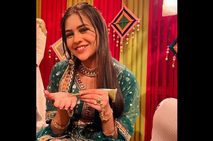 Did you know - Anushka Merchande aka Chhavi applied real mehendi on her own for her upcoming wedding track on Main Hoon Aparajit