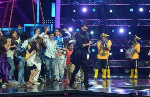 Riteish Deshmukh and Host Raghav Juyal 