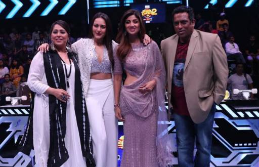 Dabangg girl Sonakshi Sinha graces Super Dancer 