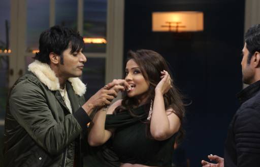 Adaa Khan celebrates birthday on the sets of JuzzBaatt 