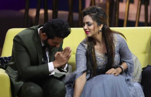Arshi Khan surprises Hiten Tejwani on the sets of JuzzBaatt  