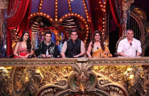 Love-Yatri promotions on the sets of  Comedy Circus  