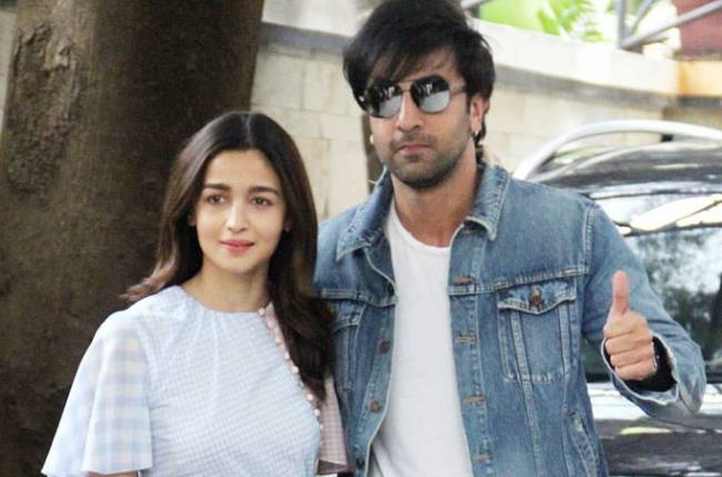 When Ranbir Kapoor And Alia Bhatt Shared An Awkward Kiss At An Award Show