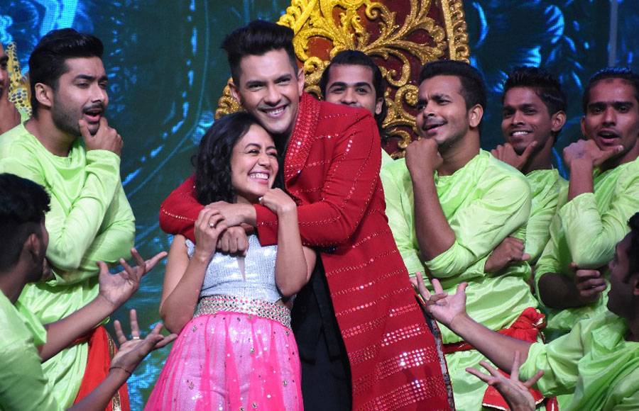 Check Out The Sizzling Pictures Of Aditya Narayan And Neha Kakkars Performance 