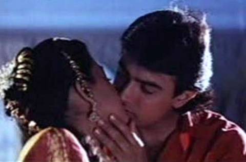 rang de basanti kissing scene